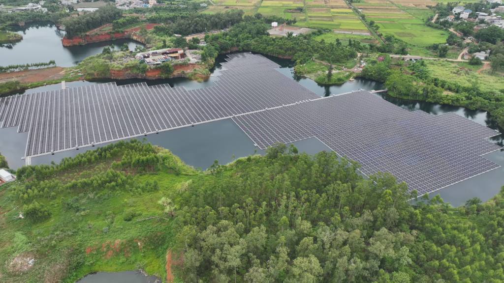 废弃矿坑新生命 | 海南5.8MW光伏电站如何让废墟变“... 废弃矿坑新生命 | 海南5.8MW光伏电站如何让废墟变“...